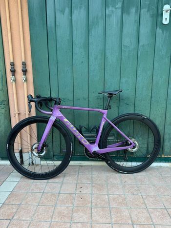 Použité Gusto Custom Shimano 105 Di2 2024 Road & Gravel — obrázek 2 z 10