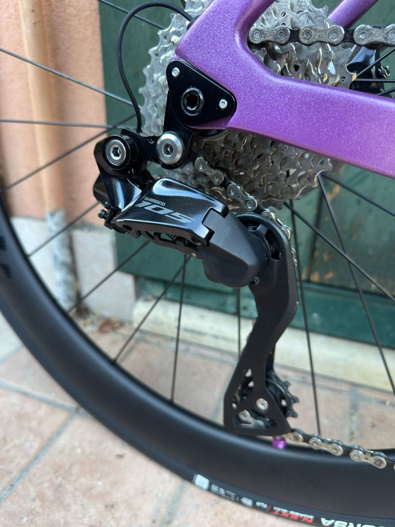 Použité Gusto Custom Shimano 105 Di2 2024 Road & Gravel — obrázek 5 z 10