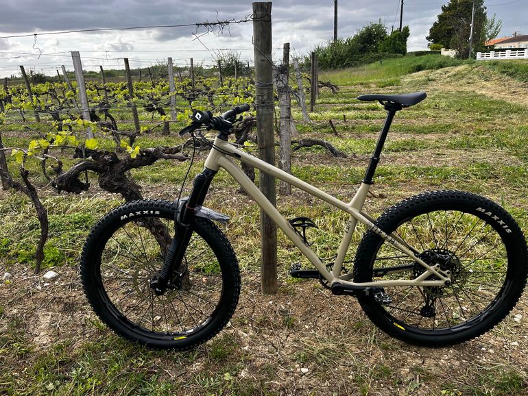 Brugt Commencal META HT AM RIDE MAXXIS + RAGEI 2021 2021 Mountainbike — billede 1 af 3