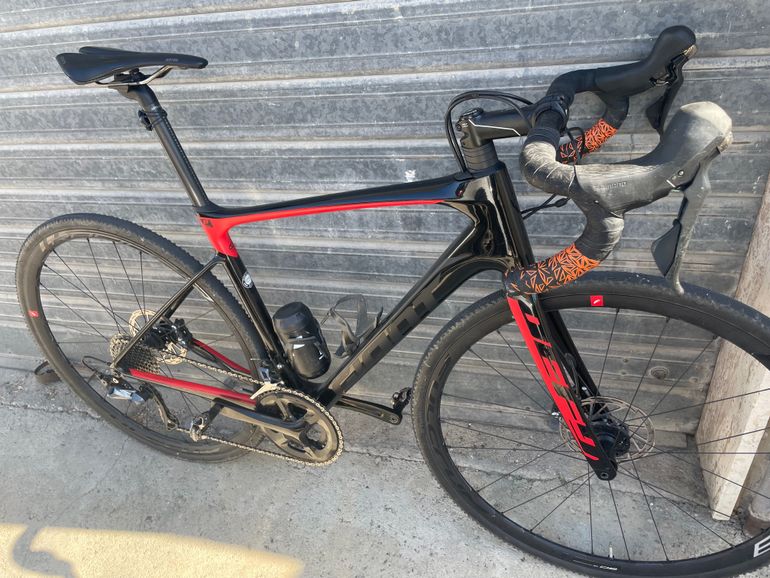 Gebrauchtes Giant Defy Advanced 1 2020 2020 Road & Gravel, Schwarz — Bild 1 von 7
