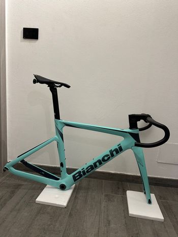 Použité Bianchi Oltre Race 105 Di2 2023 Frameset 2023 Road & Gravel