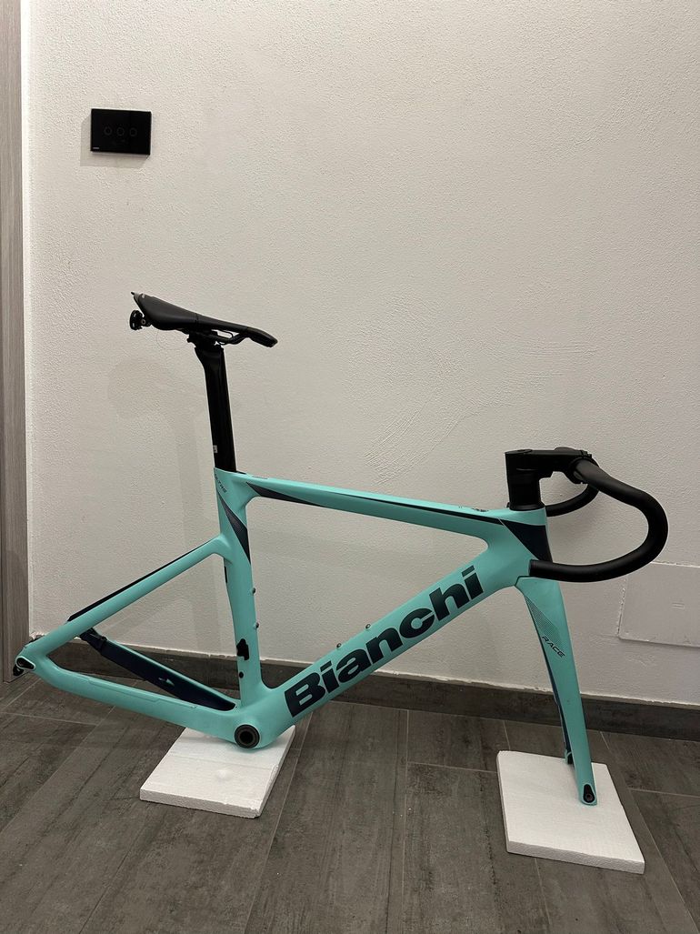 Gebrauchtes Bianchi Oltre Race 105 Di2 2023 Frameset 2023 Road & Gravel, Weiß — Bild 1 von 14