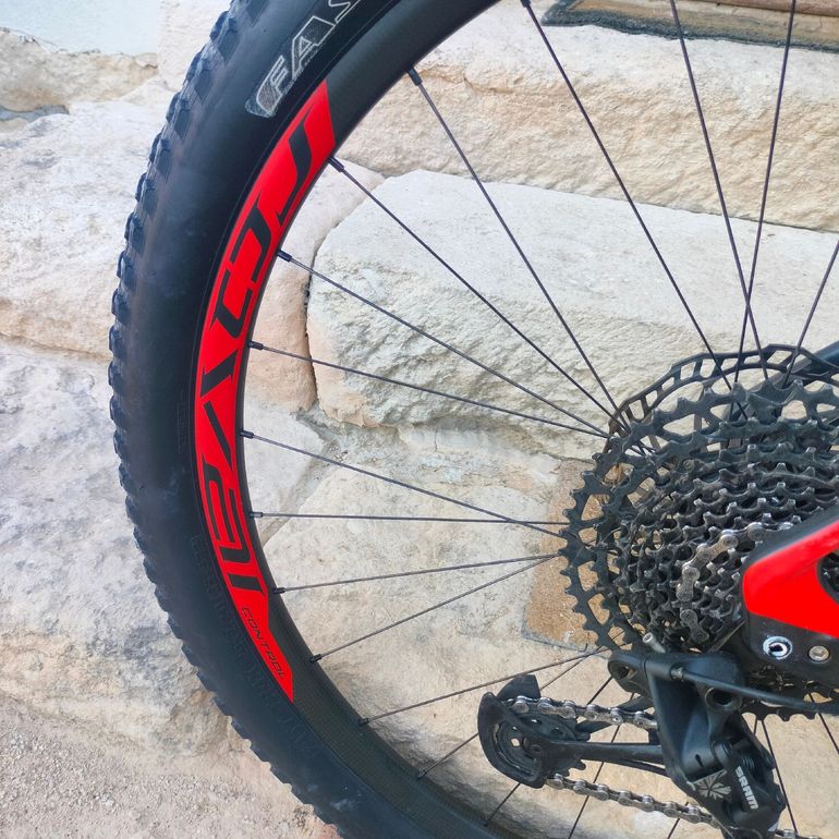 Used Specialized Women's Stumpjumper ST Comp Carbon 29 2018 2018 Mountainbike, Red — image 8 of 11