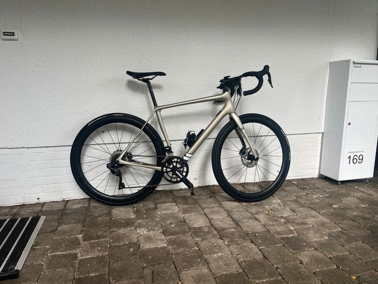 Used Cannondale Synapse HI-MOD Carbon Ultegra Di2 2022 Road & Gravel, Light Gray — image 2 of 26
