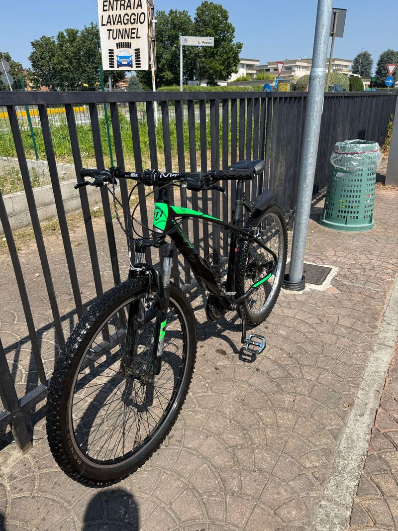 Montana Custom Shimano Acera 2019 Mountainbike d'occasion — image 2 sur 6