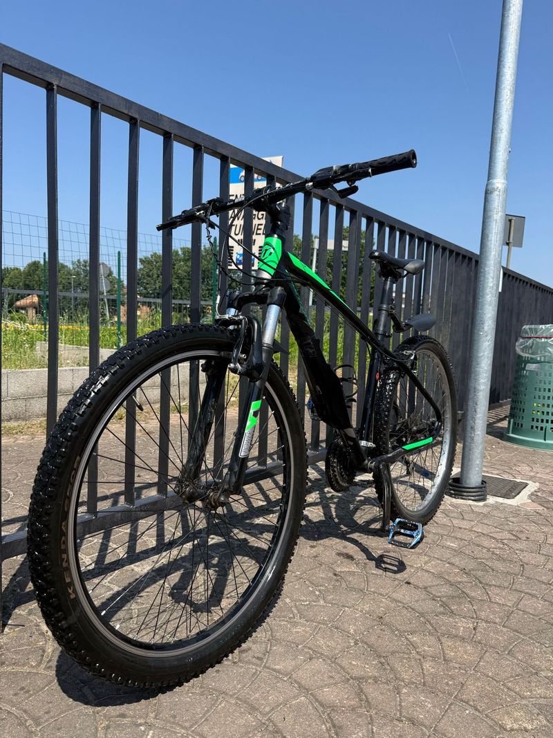 Montana Custom Shimano Acera 2019 Mountainbike d'occasion — image 1 sur 6