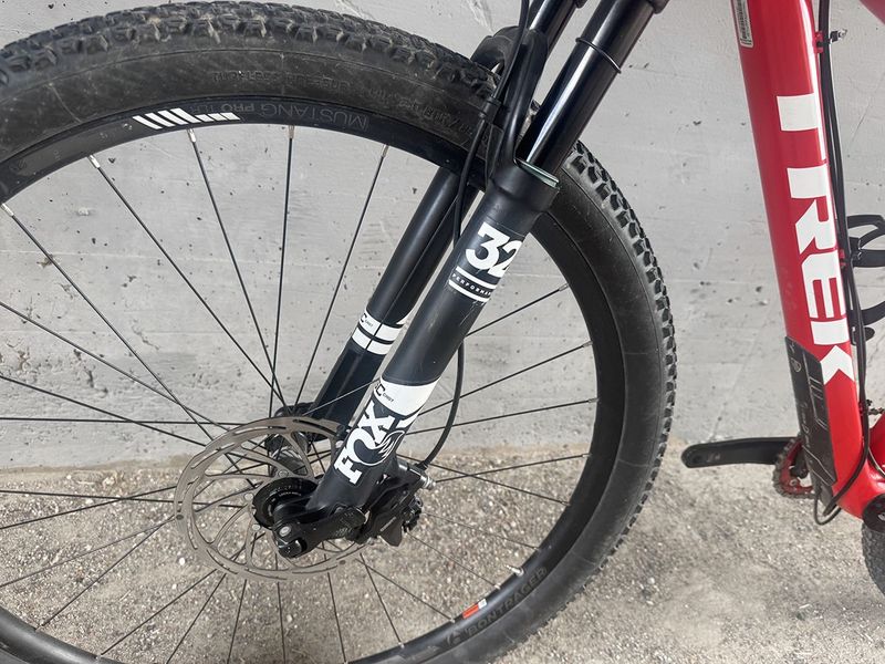 Trek Procaliber 9.7 2017 2017 Mountainbike usato, Rosso — immagine 11 di 13