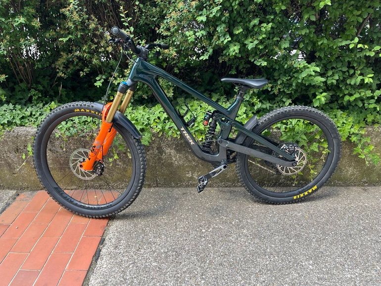 Used Trek Slash 9.8 GX AXS T-Type Gen 6 2024 2024 Mountainbike, Green, 27.5, 29 — image 1 of 4