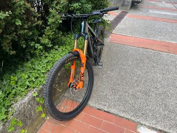 Used Trek Slash 9.8 GX AXS T-Type Gen 6 2024 2024 Mountainbike, Green, 27.5, 29 — image 3 of 4