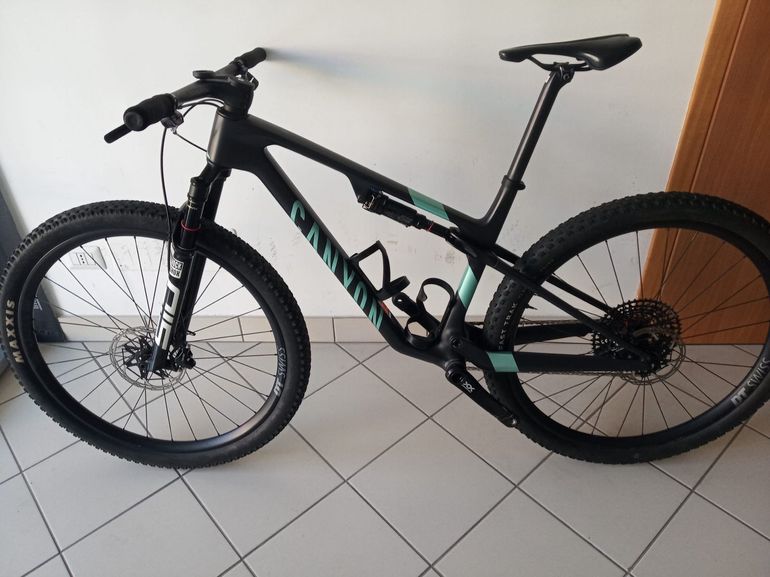 Used Canyon Lux World Cup CFR LTD 2024 2024 Mountainbike, Black, 29 — image 2 of 11