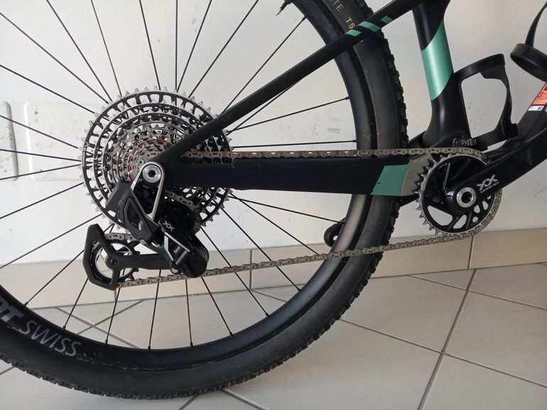 Used Canyon Lux World Cup CFR LTD 2024 2024 Mountainbike, Black, 29 — image 3 of 11