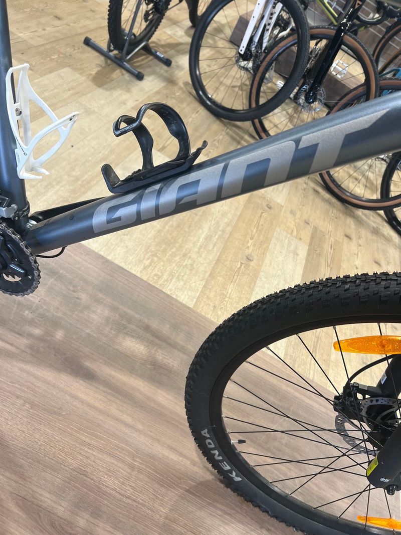 Giant Talon Shimano Altus 2024 Mountainbike d'occasion — image 2 sur 7