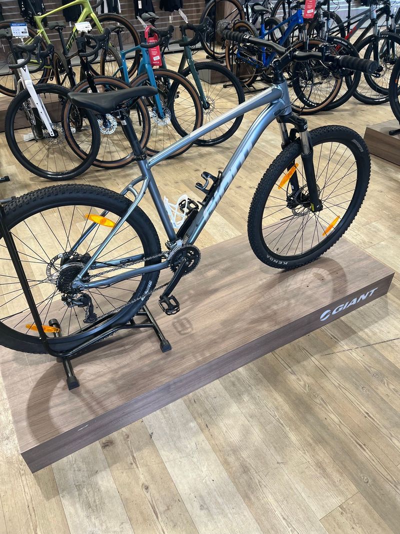 Giant Talon Shimano Altus 2024 Mountainbike d'occasion — image 1 sur 7