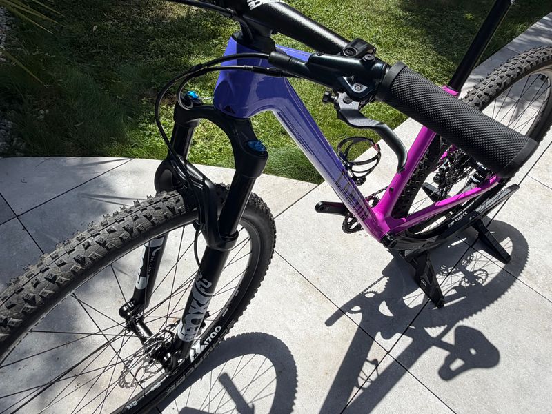 Used Canyon Exceed CF 6 2024 2024 Mountainbike, Purple, 29 — image 9 of 13