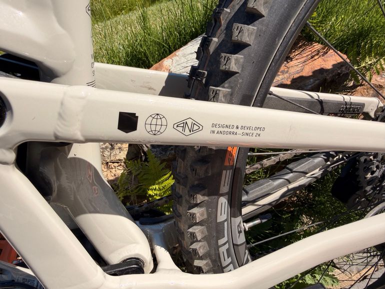 Used Commencal META V5 T-TYPE 2025 2025 Mountainbike, Light Gray, 29 — image 4 of 10