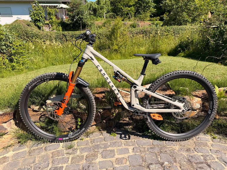 Used Commencal META V5 T-TYPE 2025 2025 Mountainbike, Light Gray, 29 — image 2 of 10