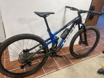 Used Trek Top Fuel 9.7 2023 2023 Mountainbike, Blue, 27.5, 29 — image 2 of 12