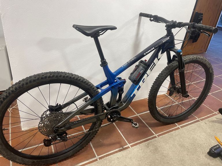 Used Trek Top Fuel 9.7 2023 2023 Mountainbike, Blue, 27.5, 29 — image 2 of 12