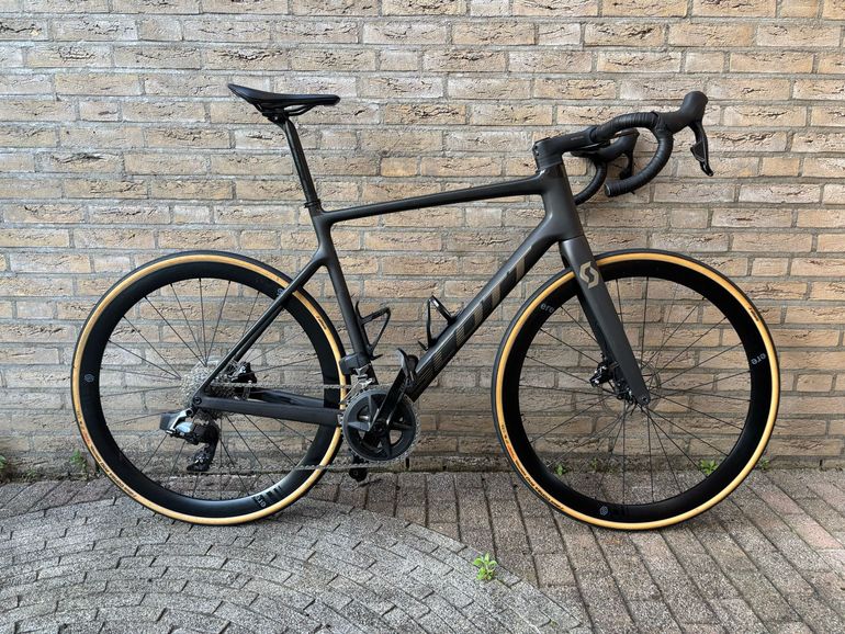 Used Scott Addict 10 2023 2023 Road & Gravel, Black — image 1 of 7
