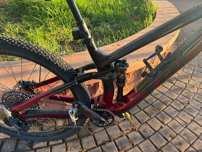 Used Trek Fuel EX 9.8 2020 2020 Mountainbike, Red, 27.5, 29 — image 5 of 11