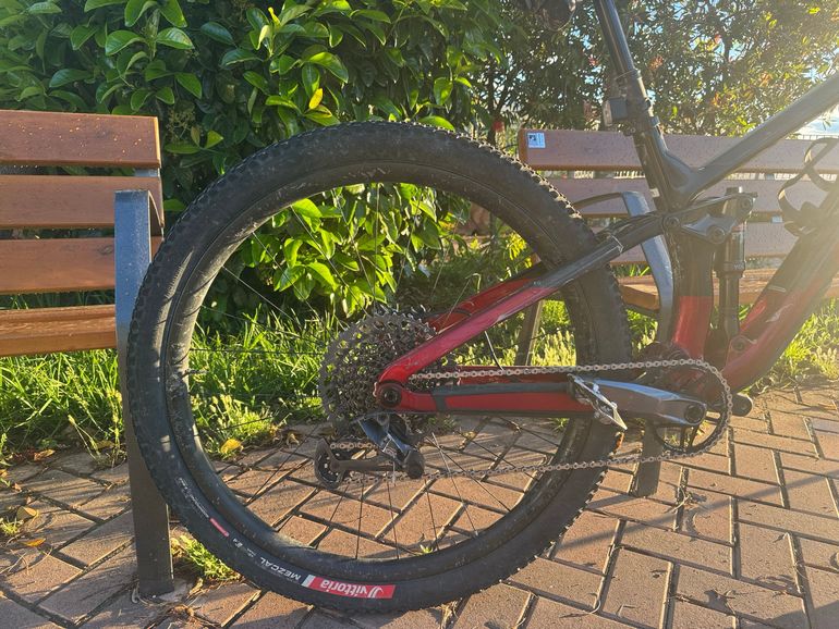Used Trek Fuel EX 9.8 2020 2020 Mountainbike, Red, 27.5, 29 — image 2 of 11
