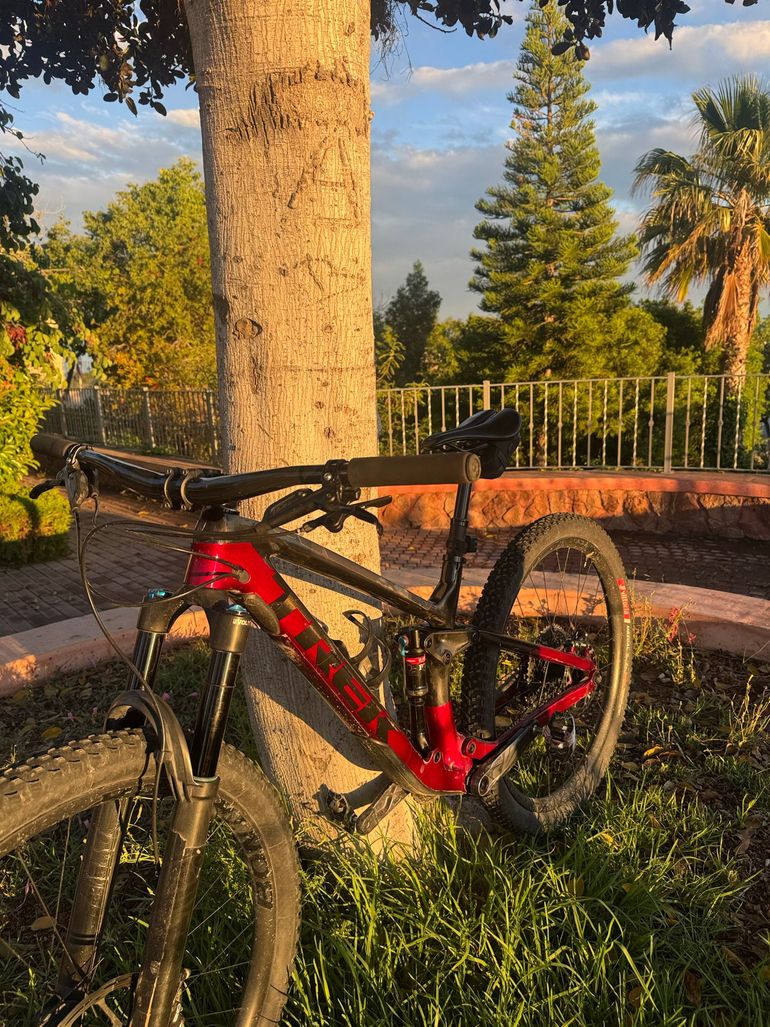 Used Trek Fuel EX 9.8 2020 2020 Mountainbike, Red, 27.5, 29 — image 8 of 11