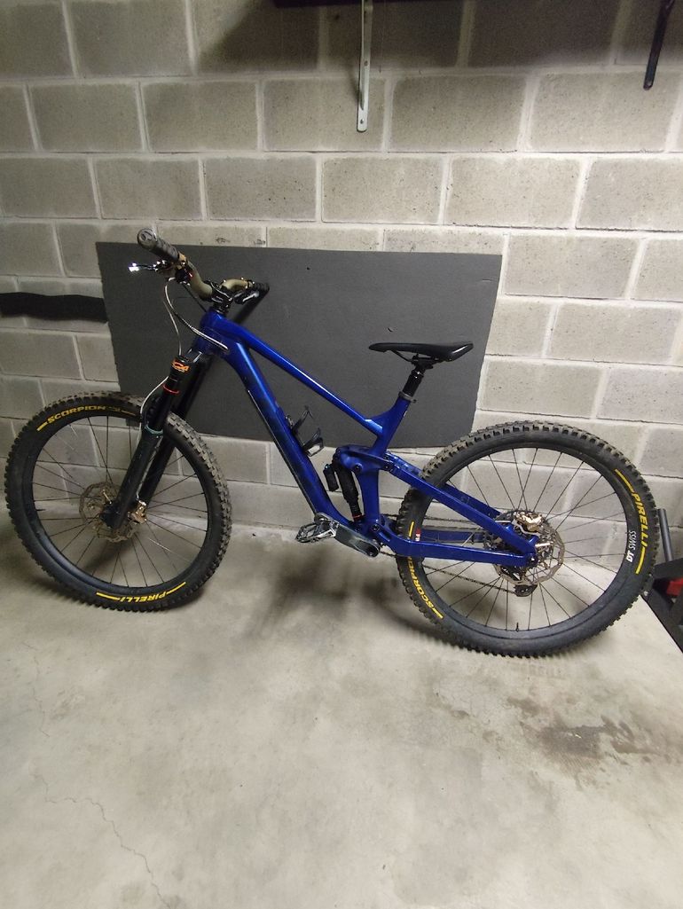Used Trek Slash 8 Gen 5 2023 2023 Mountainbike, Blue, 29 — image 2 of 6