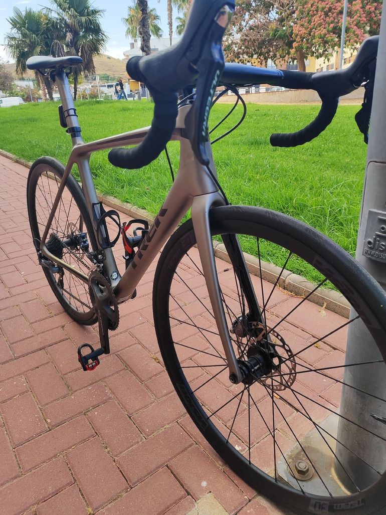 Used Trek Émonda SL 6 Disc 2021 2021 Road & Gravel, Light Gray — image 5 of 6