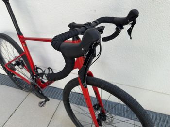 Used Giant Revolt 1 2022 2022 Road & Gravel, Red — image 9 of 15