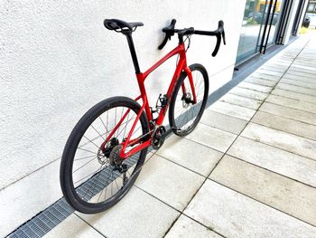 Used Giant Revolt 1 2022 2022 Road & Gravel, Red — image 4 of 16
