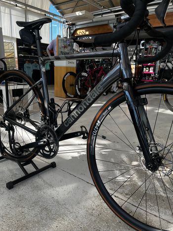 Použité Cannondale CAAD13 Disc 105 2023 2023 Road & Gravel — obrázek 2 z 14