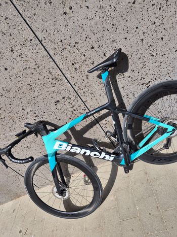 Used Bianchi Oltre Shimano Ultegra Di2 2023 Road & Gravel, Green — image 8 of 9