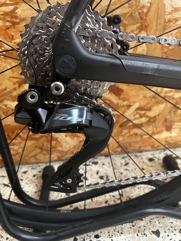 Canyon Endurace CF 7 Di2 2024 2024 Road & Gravel usato, Nero — immagine 2 di 14