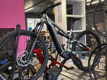 Gebrauchtes Cannondale Moterra 4 2023 Mountainbike, Hellgrau — Bild 2 von 3