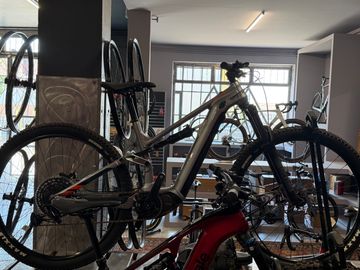 Gebrauchtes Cannondale Moterra 4 2023 Mountainbike, Hellgrau — Bild 1 von 3
