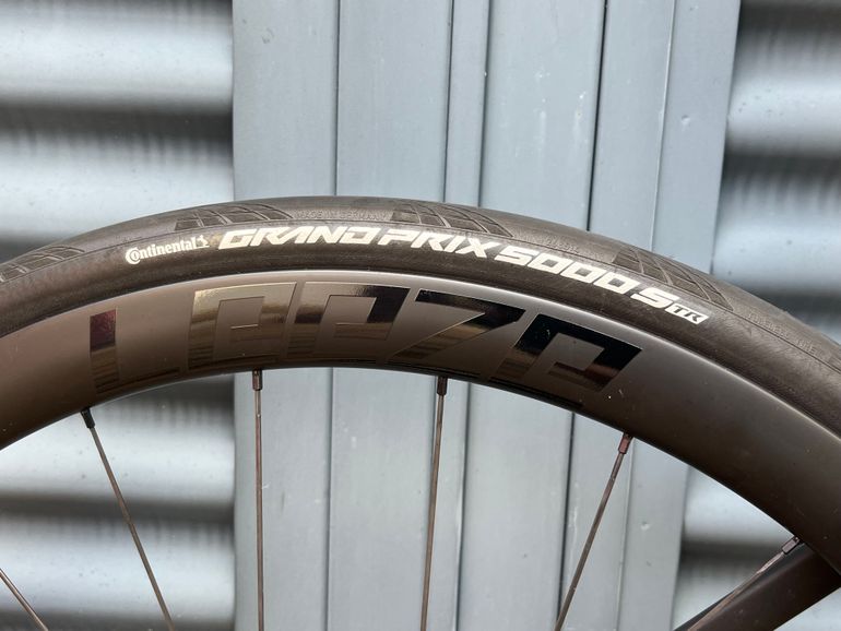 Used Specialized Tarmac SL7 Comp - Shimano 105 Di2 2025 2025 Road & Gravel, Light Gray — image 7 of 8