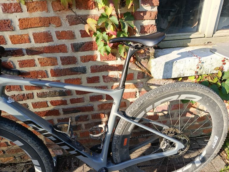 Used Giant Revolt Advanced 0 2025 2025 Road & Gravel, Light Gray — image 2 of 10