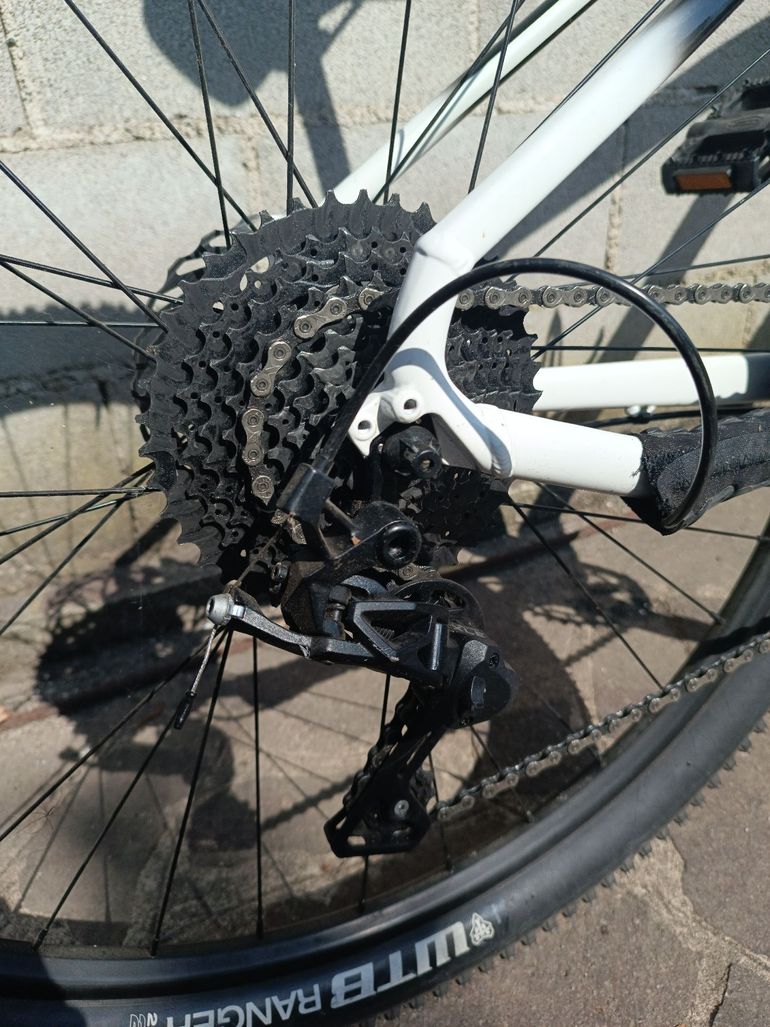 Used GT Avalanche Comp 2022 2022 Mountainbike, Black, 27.5 — image 8 of 10
