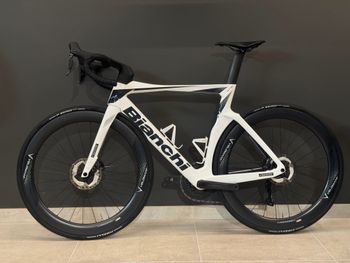 Käytetty Bianchi Oltre Comp Ultegra Di2 2024 2024 Road & Gravel — kuva 4 / 9