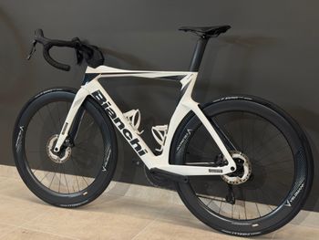 Käytetty Bianchi Oltre Comp Ultegra Di2 2024 2024 Road & Gravel — kuva 8 / 9