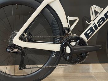 Käytetty Bianchi Oltre Comp Ultegra Di2 2024 2024 Road & Gravel — kuva 3 / 9