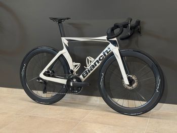 Käytetty Bianchi Oltre Comp Ultegra Di2 2024 2024 Road & Gravel — kuva 2 / 9