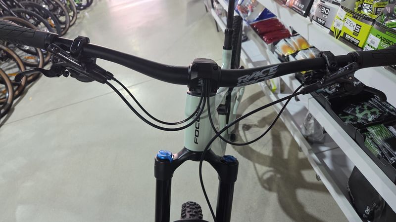 Used Focus JAM 6.9 2024 Mountainbike, Light Gray — image 4 of 8