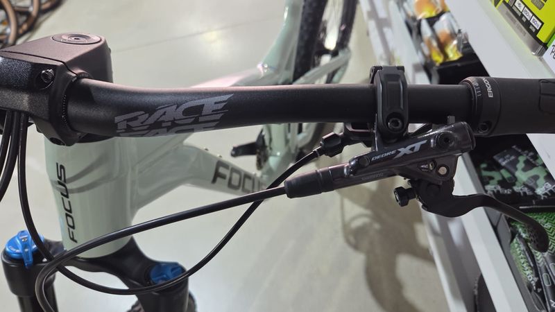 Used Focus JAM 6.9 2024 Mountainbike, Light Gray — image 3 of 8