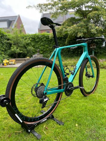 Used Bianchi Impulso RC Force AXS disc 2025 2025 Road & Gravel, Green — image 3 of 12