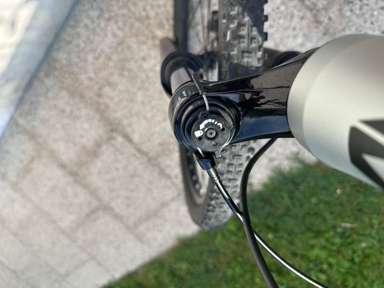 Used Whistle Patwin Shimano Deore XT 2025 Mountainbike, Light Gray — image 7 of 8