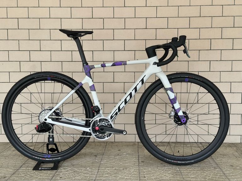 Used Scott Addict Gravel RC 2024 2024 Road & Gravel, Purple — image 1 of 11