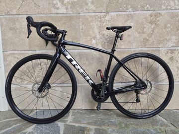 Trek Domane AL 4 Disc 2023 2023 Road & Gravel usato, Nero — immagine 2 di 10