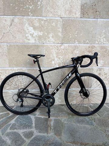 Trek Domane AL 4 Disc 2023 2023 Road & Gravel usato, Nero — immagine 1 di 10