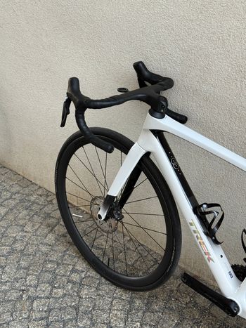 Used Trek Madone SL 6 Gen 8 2025 2025 Road & Gravel, White — image 3 of 26